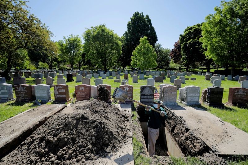 Roberto Arias prepares a grave for burial at Woodlawn Cemetery during the coronavirus disease (COVID-19) outbreak in Everett, Massachusetts, US on May 27, 2020. (REUTERS File Photo)