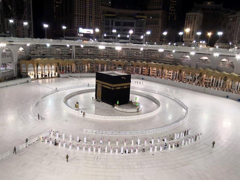 A small group of worshippers pray at Kaaba in the Grand Mosque while practicing social distancing, following the outbreak of the coronavirus disease (COVID-19), during the holy month of Ramadan, in the holy city of Mecca, Saudi Arabia on May 4, 2020. (REUTERS File Photo)