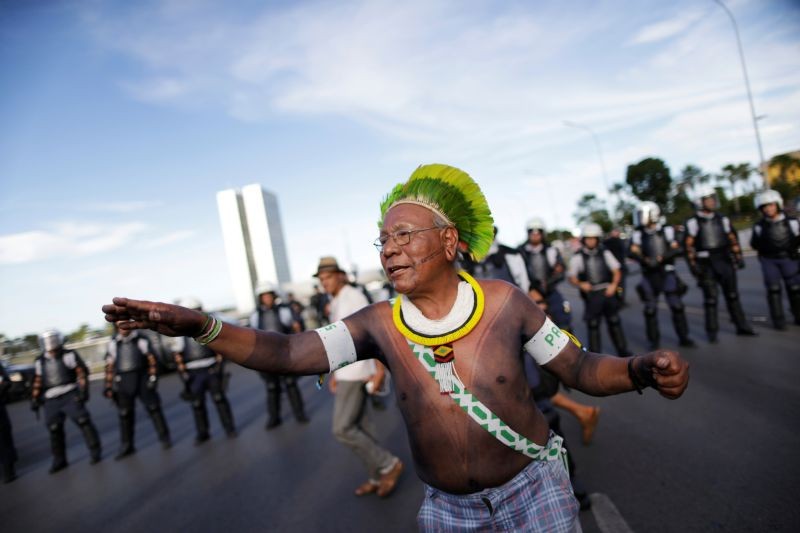 Indigenous leader Paulinho Paiakan of Kayapo tribe, takes part a protest against Brazil's president Michel Temer for the violation of indigenous people's rights, in Brasilia, Brazil on April 24, 2017. (REUTERS File Photo)