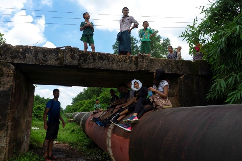 Tourists take part in a historic walking tour on 85-year-old Myanmar pipeline amid the spread of the coronavirus disease (COVID-19) in Yangon, Myanmar on June 20, 2020. (REUTERS Photo)