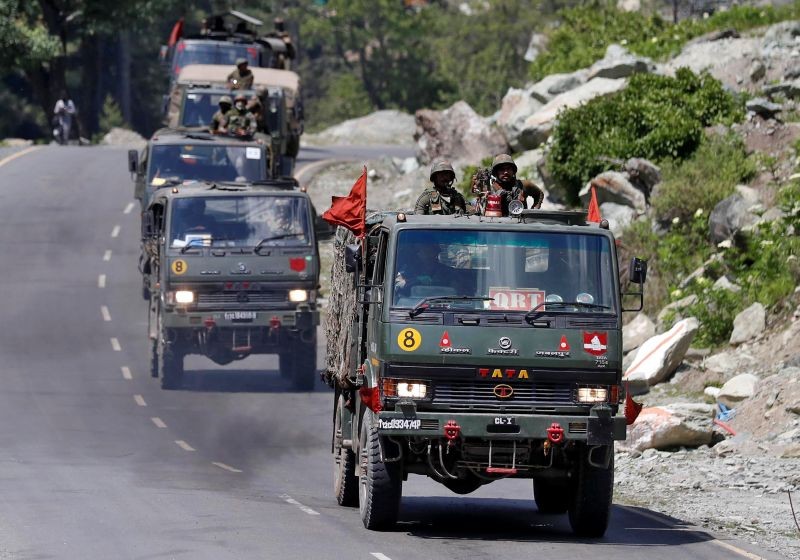 An Indian Army convoy moves along a highway leading to Ladakh, at Gagangeer in Kashmir's Ganderbal district on June 18, 2020. (REUTERS Photo)