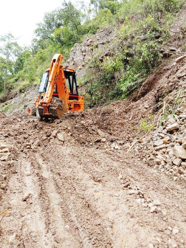 Phek Battalion of Assam Rifles under the aegis of HQ IGAR (North) assisted the civil administration in clearing landslide on Lephori-Kanjang road on June 19. Various stretches between Lephori and Kanjang village was blocked by landslide amid heavy rainfall. The road being the only medium for vehicular movement was cleared to ensure continuity and hassle-free movement. (Photo Courtesy: HQ IGAR-North)
