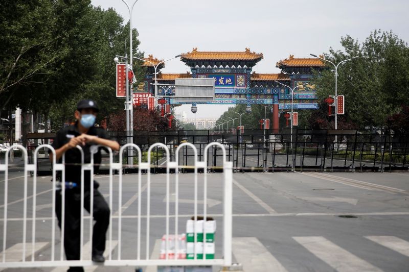 A security officer wearing a face mask is seen at a blocked entrance to the Xinfadi wholesale market, which has been closed following cases of the coronavirus disease (COVID-19) infections, in Beijing, China on June 16, 2020. (REUTERS Photo)