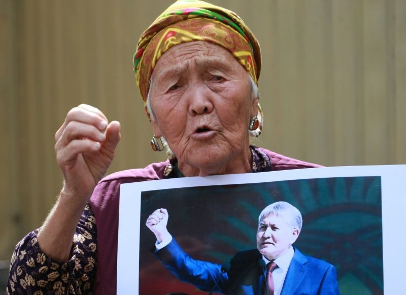 A supporter of Kyrgyz former President Almazbek Atambayev attends a rally outside the State Committee for National Security, where the court hears an appeal by lawyers of Atambayev, who was arrested and accused of murder, hostage-taking and causing mass unrest, in Bishkek, Kyrgyzstan on August 16, 2019. (REUTERS File Photo)