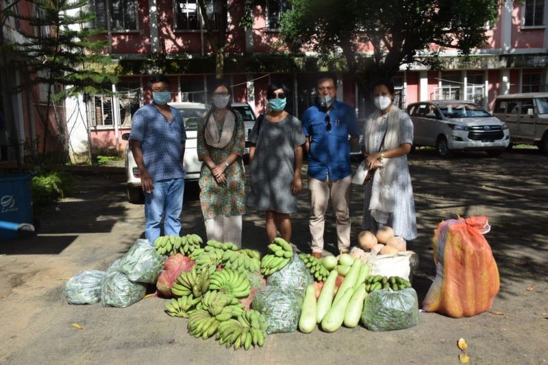 DHO Dimapur, Temsu donated organic vegetables and fruits to the Medical Superintendent Dimapur for the medical staffs working under the care of MS Dimapur on June 18. The DHO Dimapur said it was a small gesture shown to the medical personnel in the COVID hospital who are who working selflessly in the fight against the pandemic. The donated vegetables were procured from the vegetable villages under the Deparment of horticulture Dimapur. (DIPR Photo)
