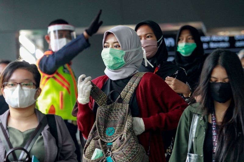 People are pictured wearing protective face masks as the Indonesian government eases restrictions amid the coronavirus disease (COVID-19) outbreak in Jakarta, Indonesia on June 8, 2020. (REUTERS  Photo)
