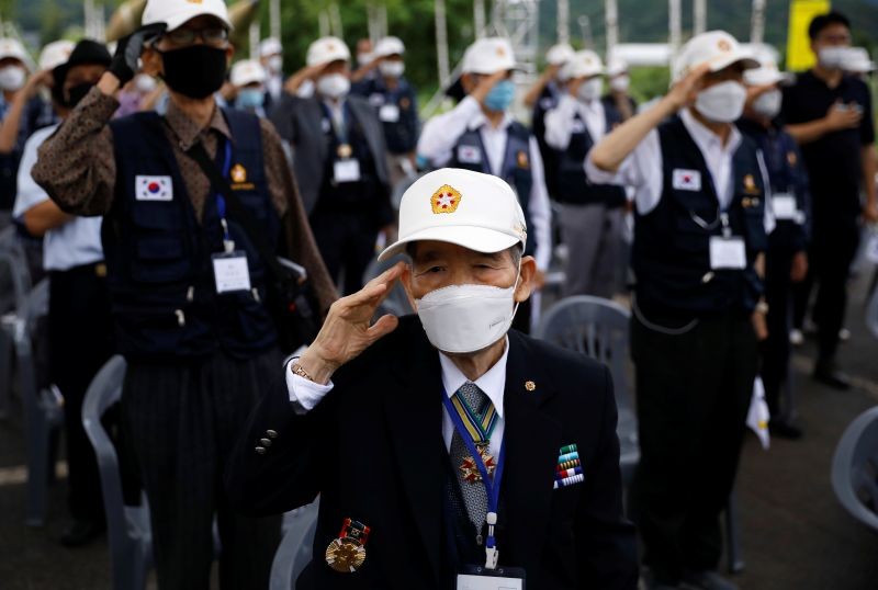 A South Korean war veteran salutes during a ceremony commemorating the 70th anniversary of the Korean War, near the demilitarized zone separating the two Koreas, in Cheorwon, South Korea on June 25. (REUTERS Photo)