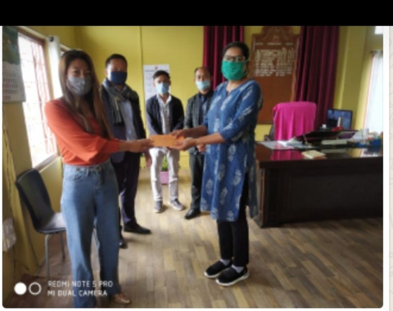 The Yimchungrü Akherü Arihako (YAA) visit Kiphire and met Sarida Yadav IAS, Deputy Commissioner and donated a sum of Rs 25,000 for COVID and thanked all the frontline workers, led by district administration, health workers, police and civil societies. (DIPR Photo) 
