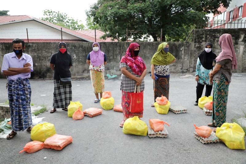 Rohingya refugees wearing protective masks keep a social distance while waiting to receive goods from volunteers, during the movement control order due to the outbreak of the coronavirus, in Kuala Lumpur on Malaysia April 7, 2020. (REUTERS File Photo)