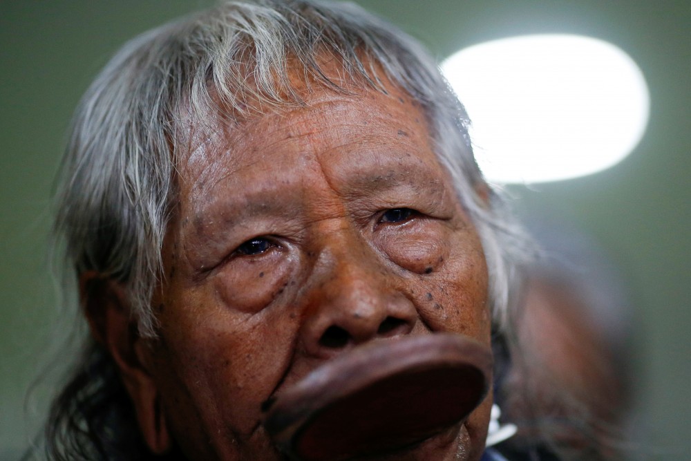 Brazil's indigenous chief Raoni Metuktire speaks with journalists after meeting with the parliamentary front in defense of the rights of indigenous people at the chamber of deputies in Brasilia, Brazil on February 18, 2020. (REUTERS/Adriano Machado/Files Photo)
