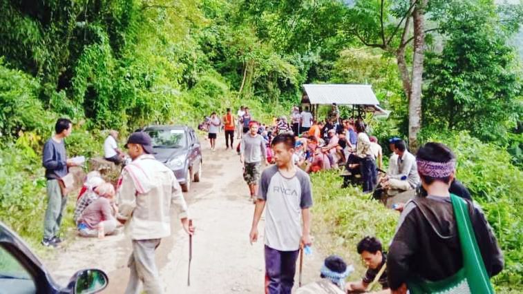 Public take part in the joint social work for road repair conducted under the initiations of Adhoc Town Committee and GBs of Ahthibung town on July 13.