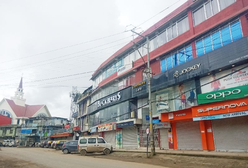 As another total lockdown begins, Kohima town wears a deserted look with absolutely no activity in the otherwise busy traffic points like Razhü point and the old MLA junction on July 25. Entries to respective colonies are also being manned by volunteers. (Morung Photo)