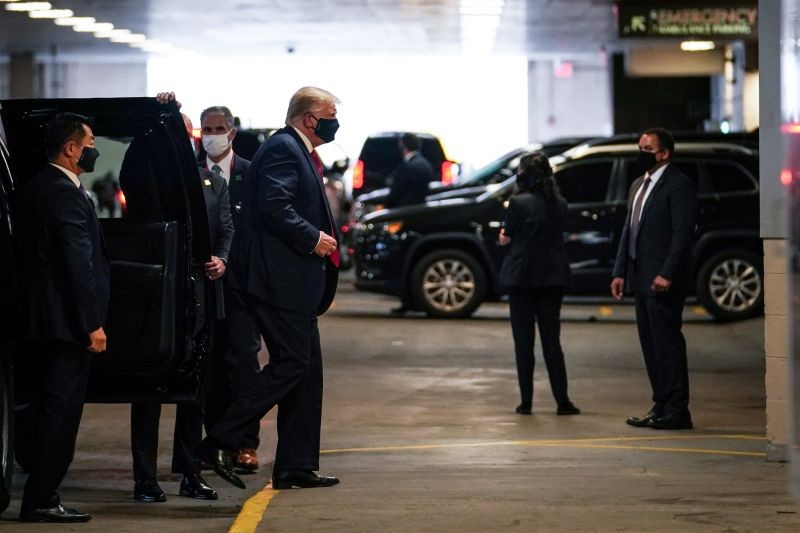 U.S. President Donald Trump arrives at the New York Presbyterian Hospital to visit his younger brother Robert Trump in New York City, U.S., August 14, 2020. REUTERS/Sarah Silbiger