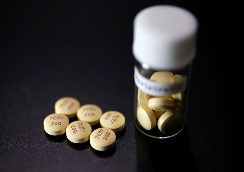 FILE PHOTO: Tablets of Avigan (generic name : Favipiravir), developed by drug maker Toyama Chemical Co, a subsidiary of Fujifilm Holdings Co. are displayed during a photo opportunity at Fujifilm's headquarters in Tokyo October 22, 2014.  REUTERS/Issei Kato/File Photo