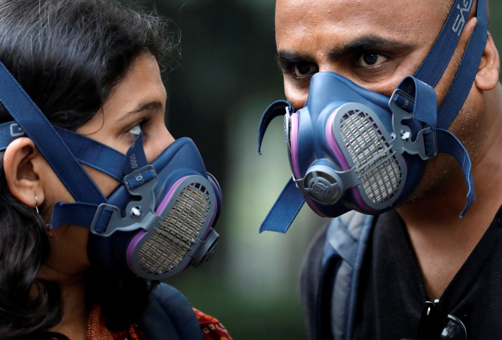 People wear masks on a smoggy evening in New Delhi, India, October 31, 2019. REUTERS/Anushree Fadnavis