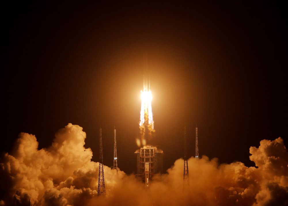 The Long March-5 Y5 rocket, carrying the Chang'e-5 lunar probe, takes off from Wenchang Space Launch Center, in Wenchang, Hainan province, China November 24, 2020. REUTERS/Tingshu Wang