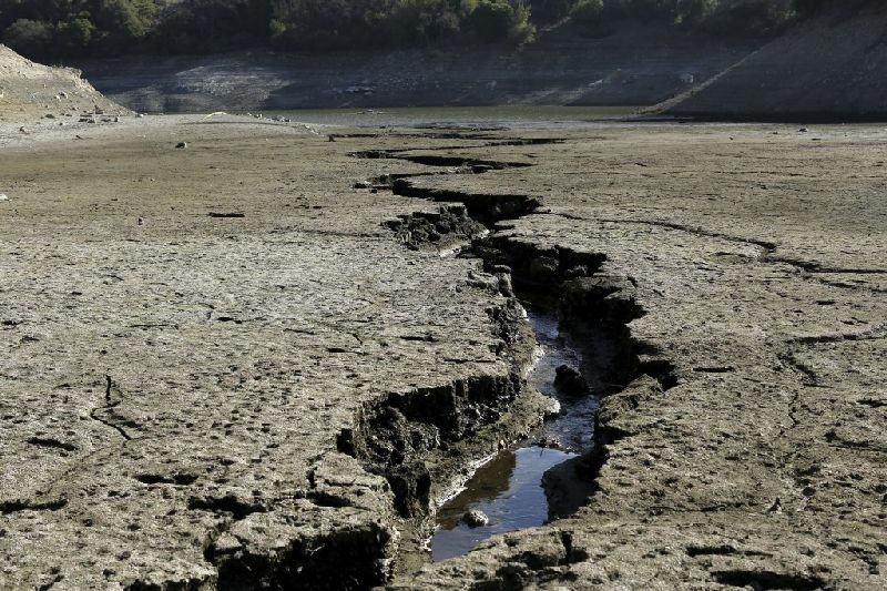 A stream of water trickles on the bottom of the Almaden Reservoir near San Jose, California, January 21, 2014.  REUTERS/Robert Galbraith