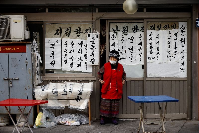 A restaurant owner waits for a customer amid the coronavirus disease (COVID-19) pandemic in Seoul, South Korea, November 25, 2020.    REUTERS/Kim Hong-Ji