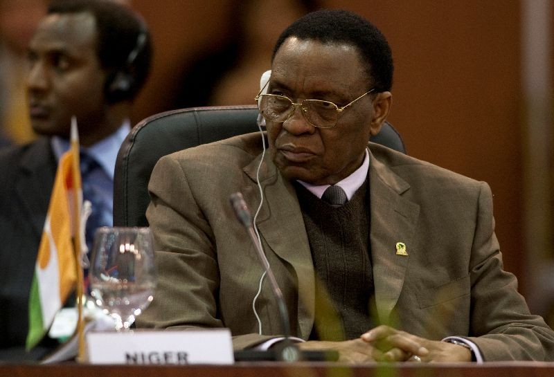 Niger's President Mamadou Tandja attends the plenary session of the Africa-South America Summit in Margarita Island September 27, 2009.  REUTERS/Carlos Garcia Rawlins/File Photo