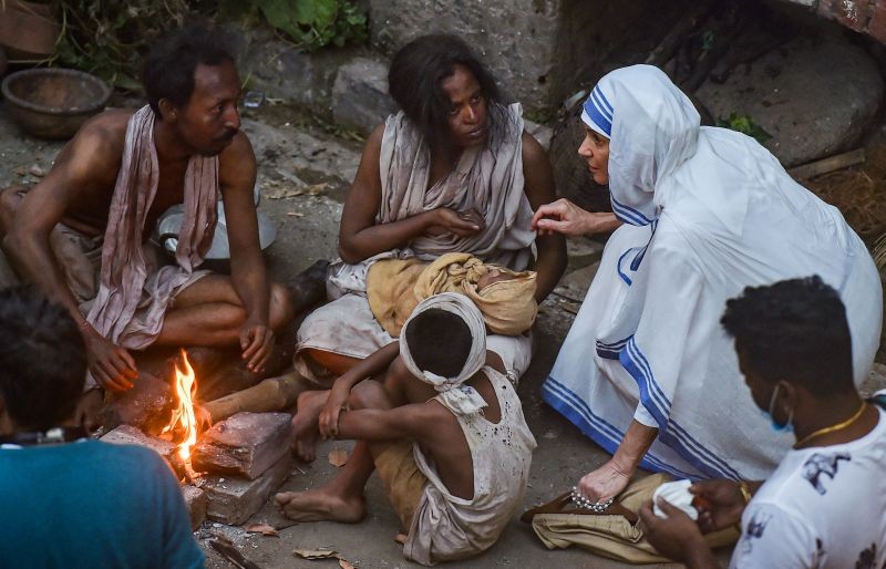 Kolkata: Actor Jacqueline Fritschi Cornaz (R) shoots for an English feature film 'Kavita & Teresa', based on the biography of Mother Teresa, on the eve of Christmas in Kolkata, Thursday, Dec 24, 2020. (PTI Photo/Swapan Mahapatra)