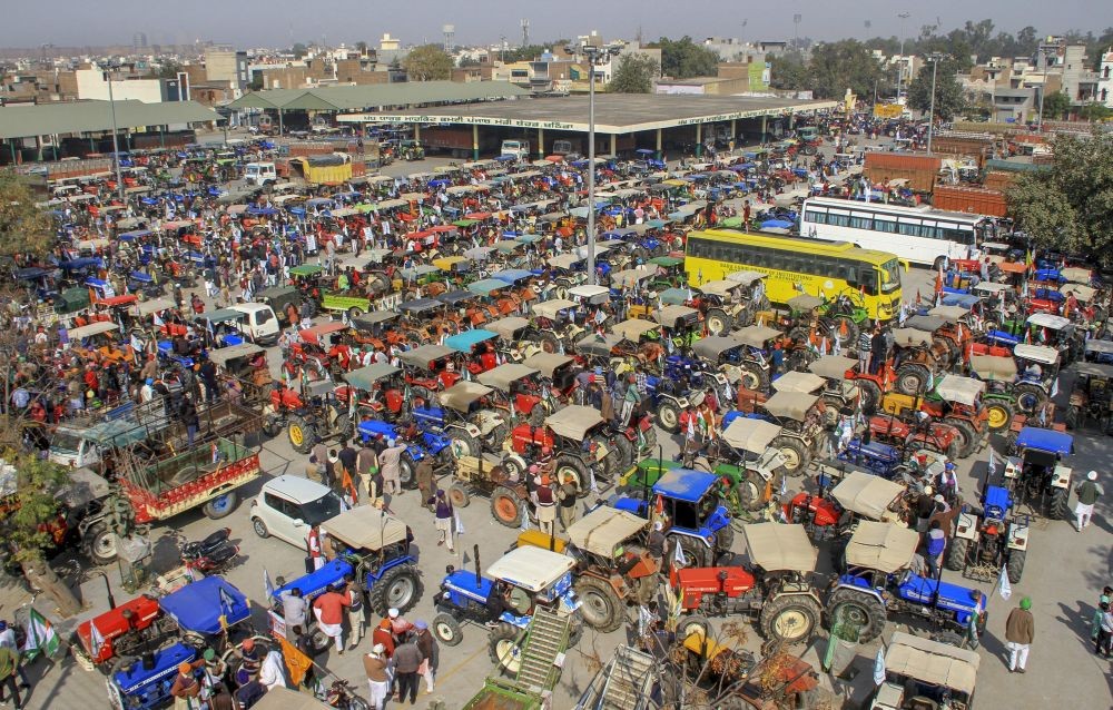 Bathinda: Farmers take part in a tractor parade to express solidarity with farmers' agitation in Delhi against the three farm laws, in Bathinda, Tuesday, Jan. 26, 2021. (PTI Photo)