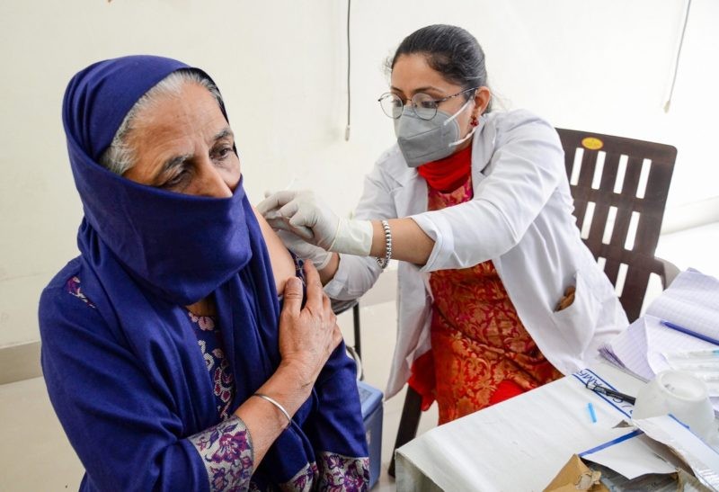 An elderly women receives a COVID-19 vaccine candidate during the second phase of the countrywide inoculation drive at Civil hospital in Amritsar, March 1, 2021. Photo: PTI