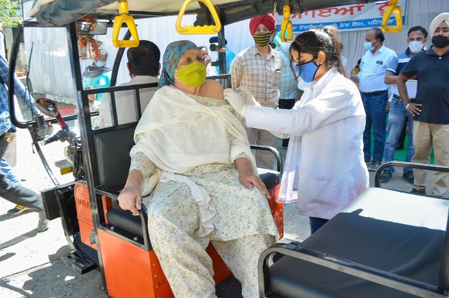 A healthcare worker administering Covid-19 vaccine to an elderly woman on an e-rickshaw during a special vaccination drive in Punjab's Patiala on Saturday (Photo Credits: PTI)