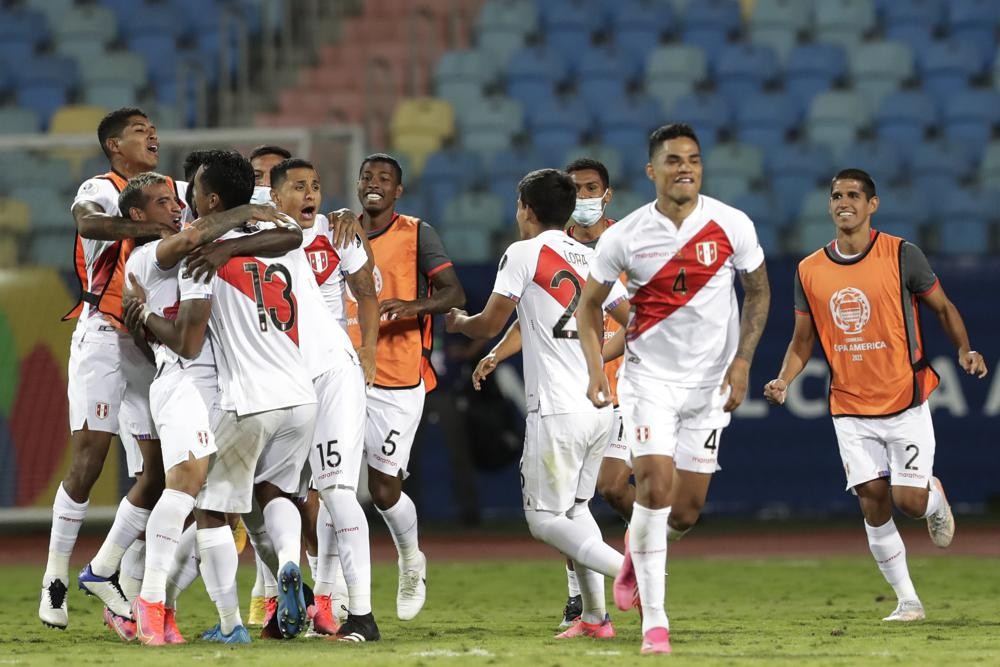 Peru's players celebrate defeating Paraguay 4-3 in a penalty shootout during a Copa America quarterfinal soccer match at the Olimpico stadium in Goiania, Brazil, Friday, July 2, 2021. (AP Photo/Eraldo Peres)