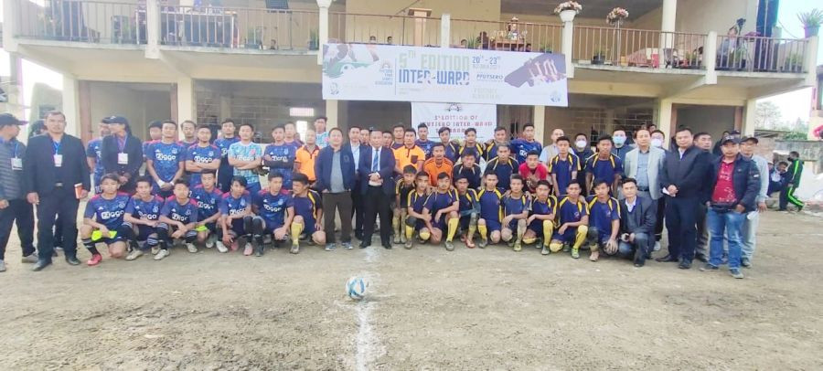 Kudecho Khamo and others with the finalist teams of men’s football.