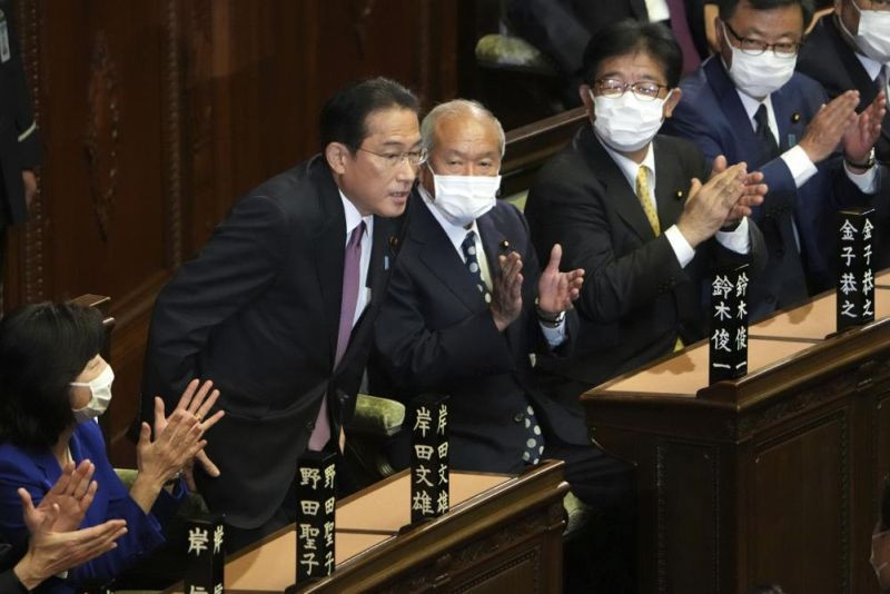 Fumio Kishida, center, bows after being reelected as Japan's prime minister at the parliament's lower house on November 10, 2021, in Tokyo. (AP Photo)