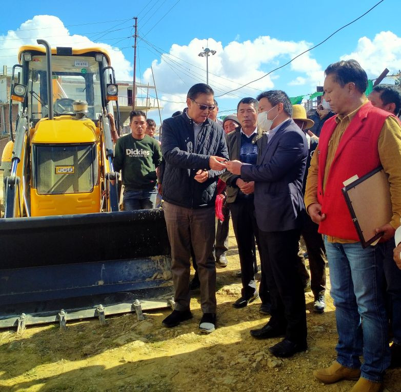 K. Tokugha Sukhalu IAS (Rtd) Advisor School Education Government of Nagaland handing over the keys of an excavator procured through the Municipal affairs Department Nagaland to the Administrator Town Council Zunheboto, Moakumzuk Tsudir in the presence of elders, GBs and party leaders of Zunheboto on November 28.