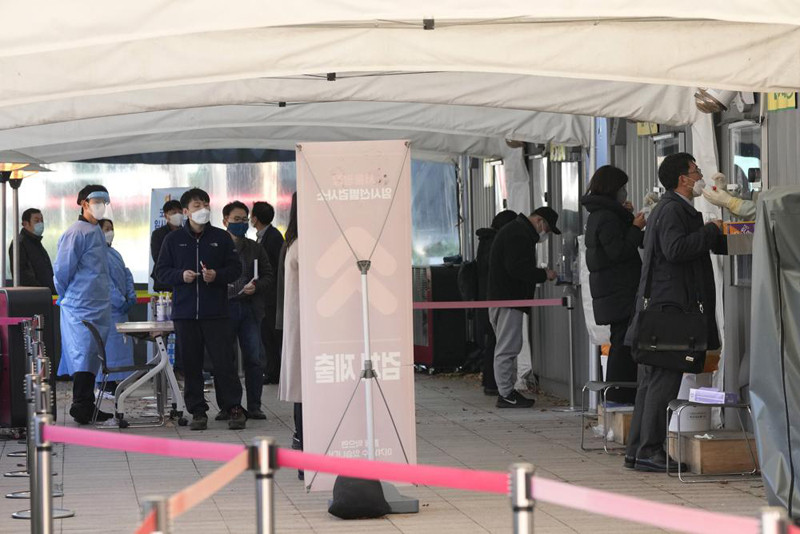 People wait for the coronavirus testing at a makeshift testing site in Seoul, South Korea on November 24, 2021. New coronavirus infections in South Korea exceeded 4,000 in a day for the first time since the start of the pandemic as a delta-driven spread continues to rattle the country after it eased social distancing in recent weeks to improve its economy. (AP Photo)