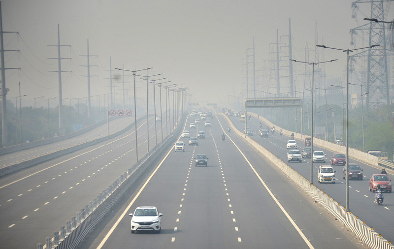 Vehicles ply on Delhi-Meerut Expressway amid low visibility due to a thick layer of smog in Ghaziabad on November 14, 2021. (PTI Photo)