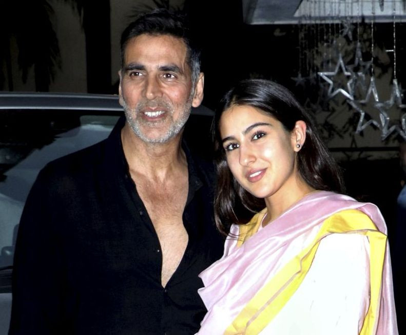 Mumbai: Bollywood actors Akshay Kumar and Sara Ali Khan at Andheri in Mumbai, Thursday, November 11, 2021. (PTI Photo)