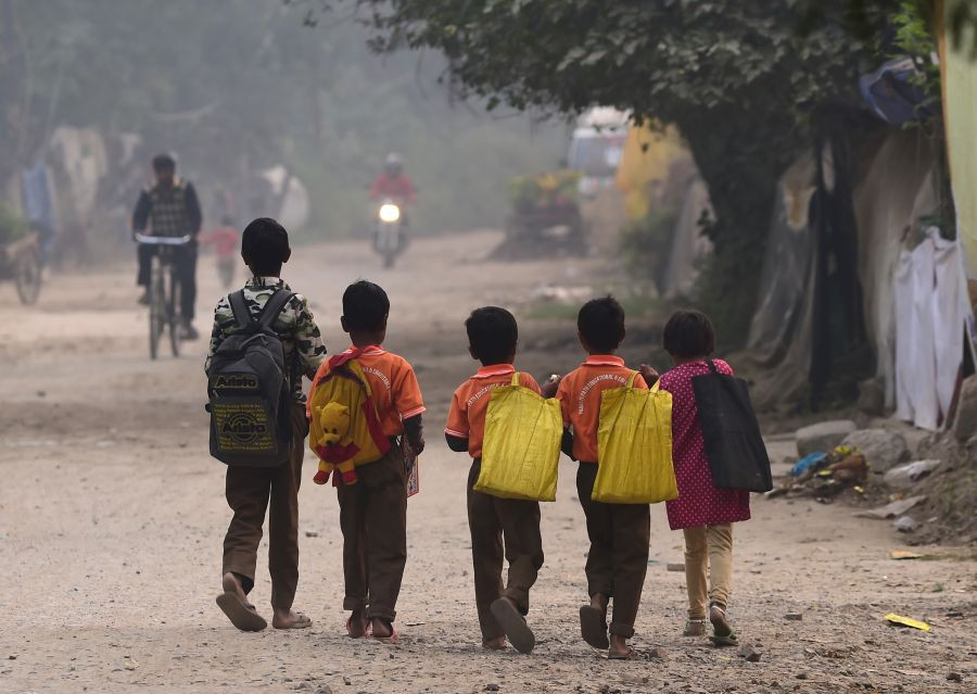 New Delhi: School children walk along a road, amid smog in New Delhi, Thursday, Nov. 11, 2021. (PTI Photo/Kamal Kishore)