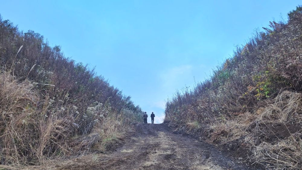 Two persons take a walk on the ‘Peak of Hope’ at Pfutsero, which is a trekking route from Glory Peak to Chida Lake. The ‘Peak of Hope’ was inaugurated recently by Nagaland Planning & Coordination, Land Revenue and Parliamentary Affairs, Minister, Neiba Kronu. (Morung Photo)