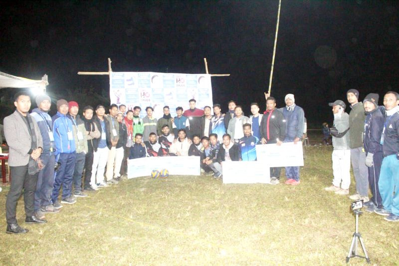 Players of the Yanlung Unity and Empire Spikers Black after receiving their awards on November 29.