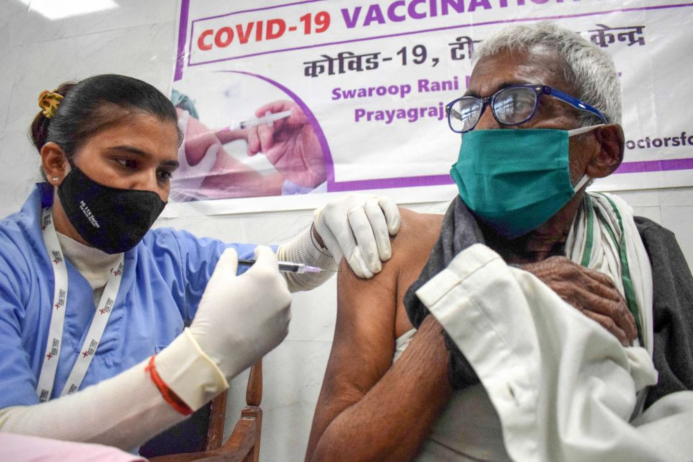 Prayagraj: A health worker administers a COVID-19 vaccine to an elderly person at a hospital, in Prayagraj, Thursday, Dec. 2, 2021. (PTI Photo)