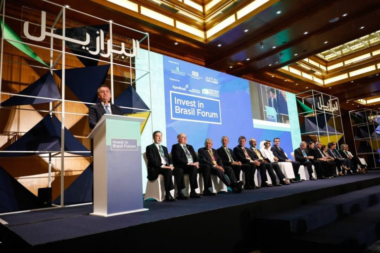 President Jair Bolsonaro stated that the Amazon has kept its forests intact since 1500 and does not suffer from fires because it is humid, in a Nov. 15 speech during the Invest Brazil Forum, held in Dubai to attract capital to the country. He made this claim when he already knew that in the last year deforestation had grown by almost 22 percent.  (Alan Santos/PR-Fotos Públicas Photo)