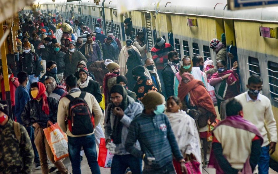 Patna: People gather at a crowded railway station amid rise in COVID-19 cases in Patna, Thursday, Jan. 20, 2022. (PTI Photo)