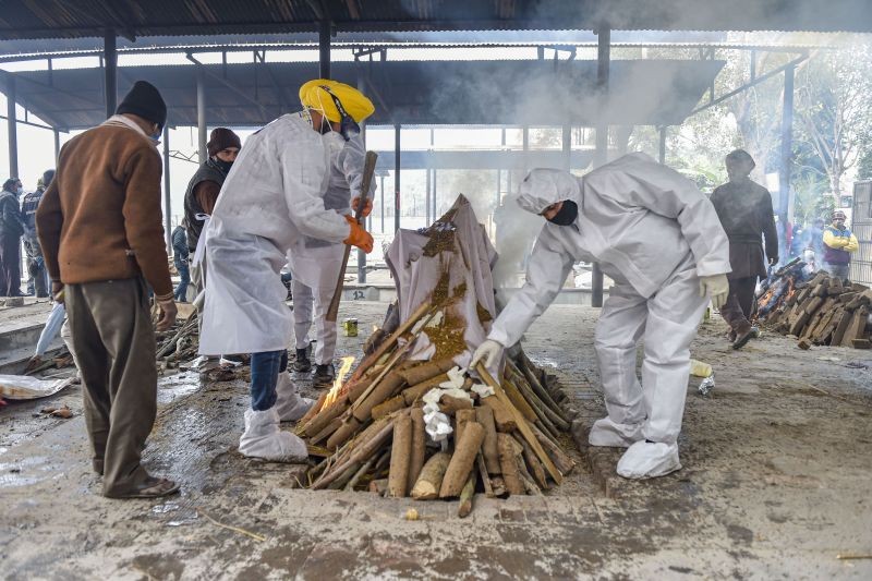 Family members perform cremation of a COVID-19 victim at the Old Seemapuri Crematorium, in New Delhi on January 13, 2022. (PTI Photo)