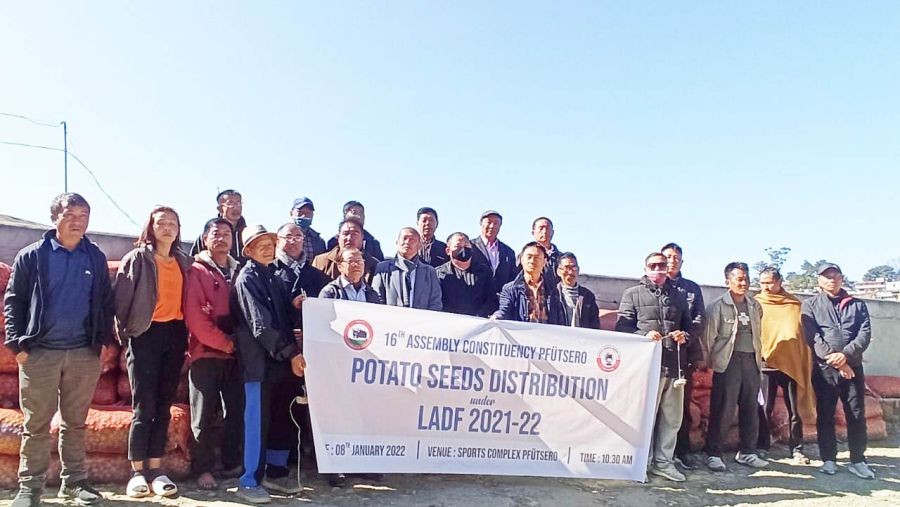 As part of boosting agriculture activities under 16-Pfutsero Assembly Constituency, Welete Kapfo, PS to the Minister for Planning & Coordination, Land Revenue and Parliamentary Affairs Neiba Kronu distributed potato seeds to the farmers through LADF 2021-22 on January 8.