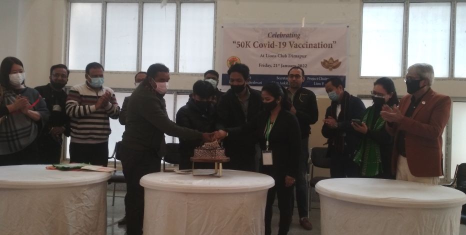 Volunteers of Lions Club Dimapur cut a cake to celebrate ‘50K COVID-19 Vaccination’ event held at Lions Club Dimapur auditorium on January 21.