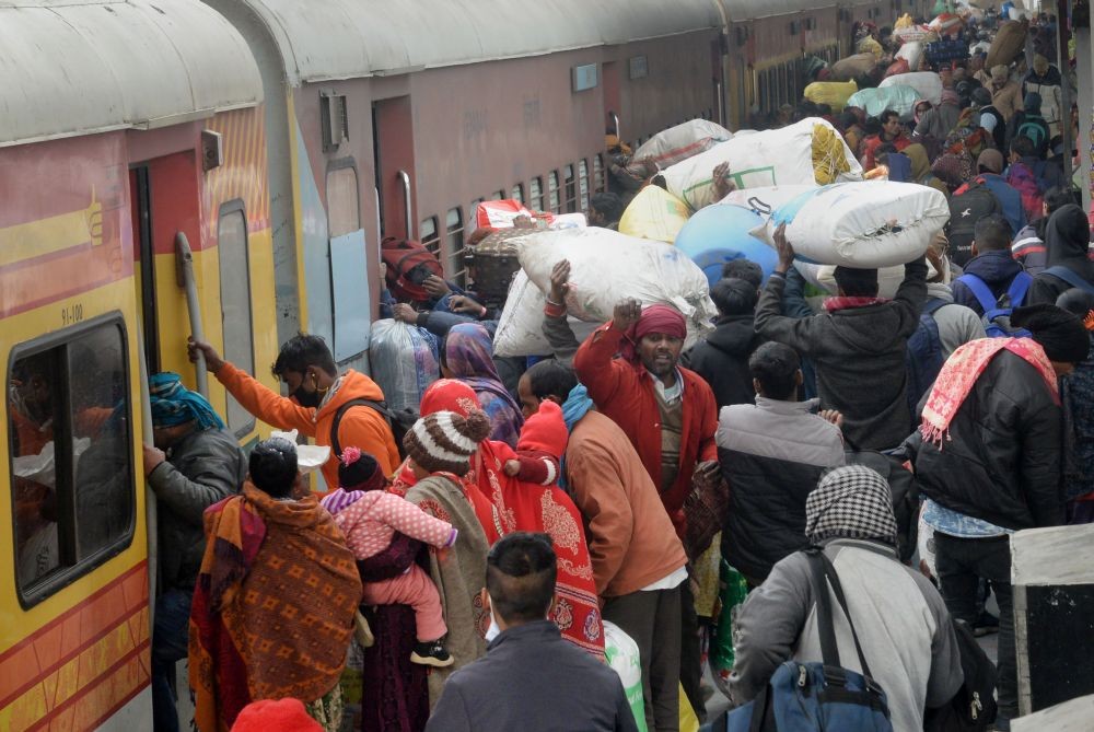 Jalandhar: Migrants board a train for their home states amid rise in coronavirus cases across the country, in Jalandhar, Friday, Jan 21, 2022. (PTI Photo)
