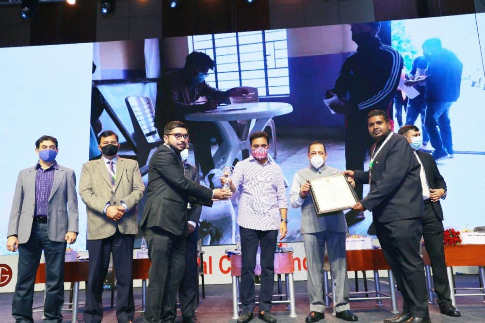 Mon DC Thavaseelan K and Naginimora ADC Vineet Kumar receiving the award during the NCeG conference on January 7. (Photo Courtesy: Twitter/@DARPG_GoI)