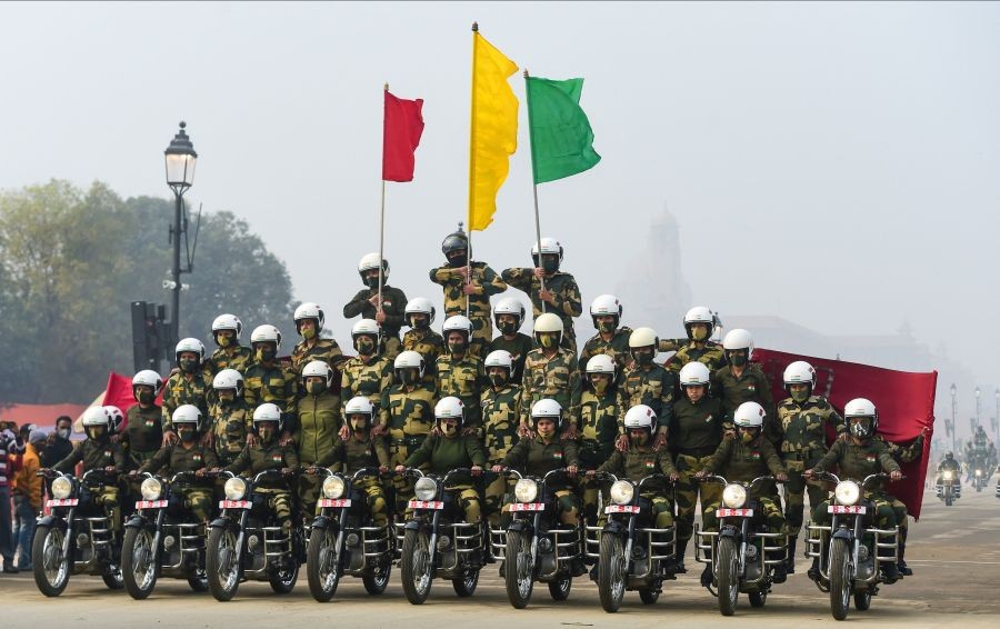 New Delhi: Indo-Tibetan Border Police (ITBP) ‘daredevil' bikers team practice stunts during rehearsals for the upcoming Republic Day parade, on a cold winter morning in New Delhi, Thursday, Jan 20, 2022. (PTI Photo/Kamal Kishore)