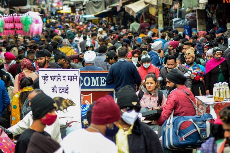 Jalandhar: People visit a crowded market even as COVID-19 cases surge across the country during the third wave, in Jalandhar, Sunday, Jan. 9, 2022. (PTI Photo)