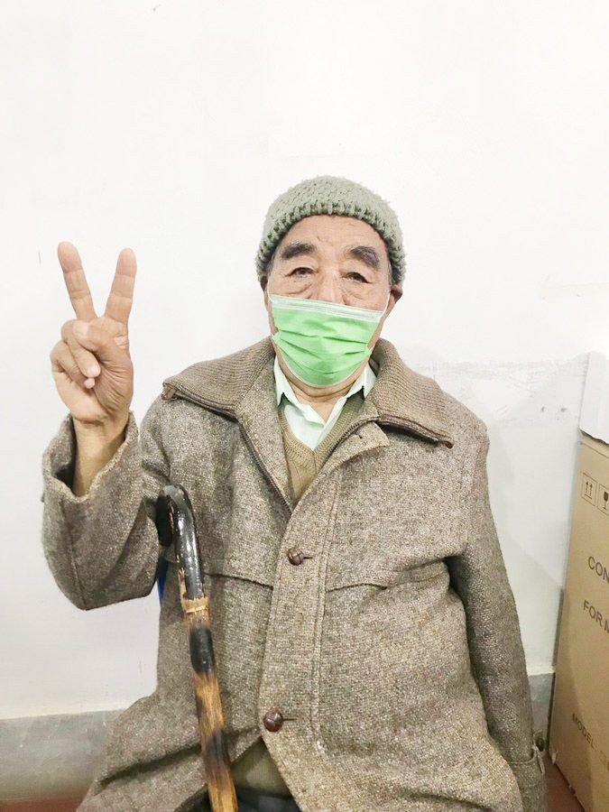 Eighty-nine-year-old K Tongpang after receiving his booster dose of COVID-19 vaccine from Duncan UPHC, Dimapur. (Photo Courtesy: Twitter@NagalandNhm)