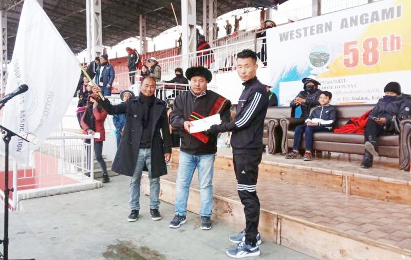 Jakedovo Chase hand over award to the winners on January 25.