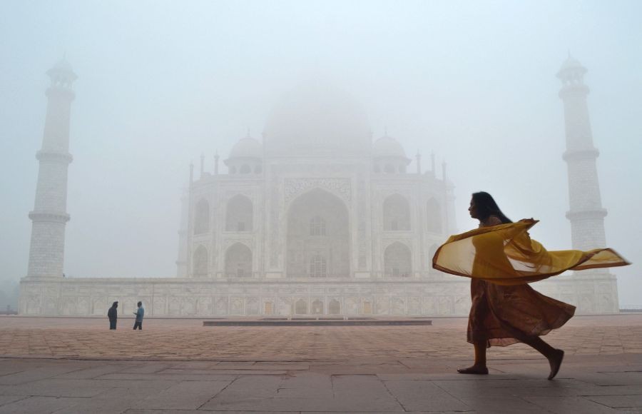 Agra: Tourists visit the historic Taj Mahal shrouded in fog, during a cold winter morning in Agra, Thursday, Jan. 20, 2022. (PTI Photo)